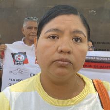Maestros piden aumento salarial del 100%