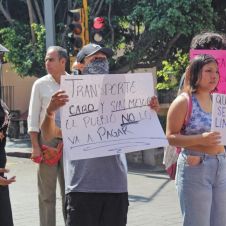 Manifestación en el centro de Cuernavaca por condiciones del transporte
