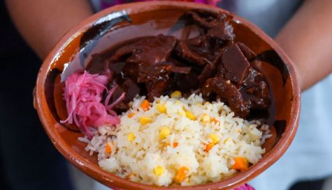 Mole de pichón en Mujeres del Maíz