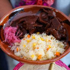 Mole de pichón en Mujeres del Maíz