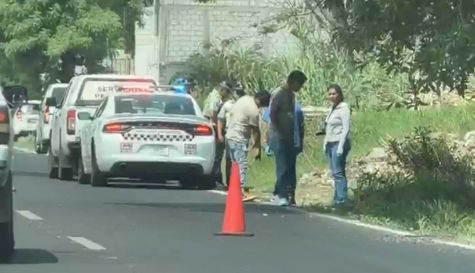 El cadáver de un hombre fue localizado la tarde de este domingo a un costado de la carretera federal Cuautla-Cuernavaca