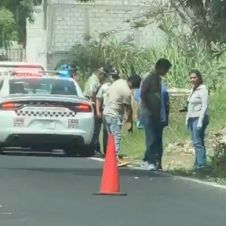 El cadáver de un hombre fue localizado la tarde de este domingo a un costado de la carretera federal Cuautla-Cuernavaca