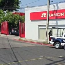 Muere mujer en asalto bancario en Cuernavaca