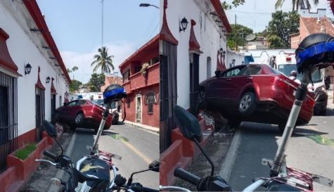 Casi se mete auto por la ventana en Tetecala