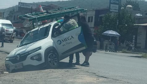 Se va camioneta a zanja en Zacatepec