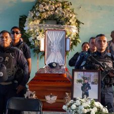 Rinden homenaje a policías en Tlaltizapán