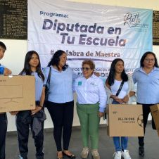Entrega diputada computadoras a escuelas en Morelos