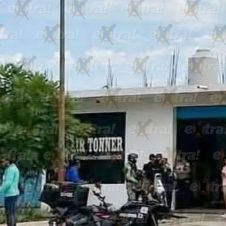 Continúan llegando unidades a la calle de palo grande pero hasta ahorita todavía no hay movimiento (54)