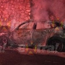 Auto se quema en la Autopista del Sol, a la altura de Tequesquitengo