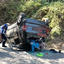 Fuerte volcadura en Tequesquitengo