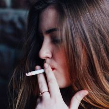 Aumenta consumo de cigarro en mujeres