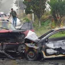 Fuerte choque provoca incendio de dos camionetas