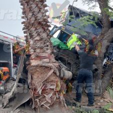 Chofer se estrella con su camión en la Oaxtepec-Cuautla