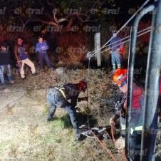 Campesino permanece toda la noche atrapado en un pozo