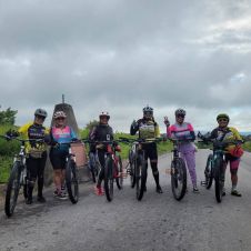 Pedalear entre caminos rurales y áreas naturales se ha convertido en una alternativa para disfrutar el turismo local