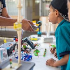 La intención es democratizar el acceso al conocimiento y despertar la curiosidad de los niños