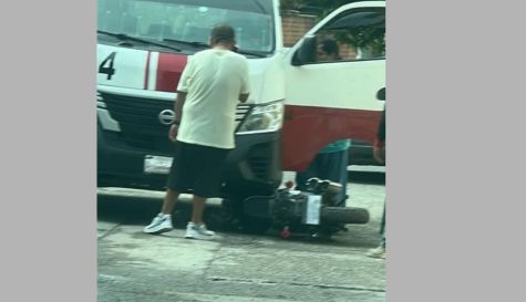 Casi aplasta al motociclista