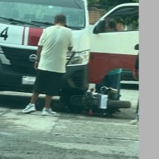 Casi aplasta al motociclista