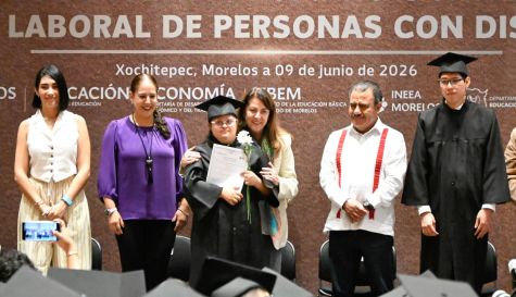 Margarita González Saravia entrega certificados