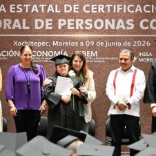 Margarita González Saravia entrega certificados