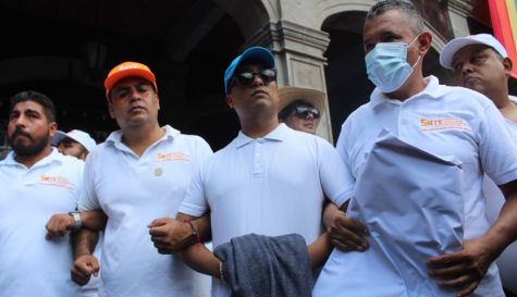 Chocan maestos del SNTE y del bloque disidente en la Plaza de Armas