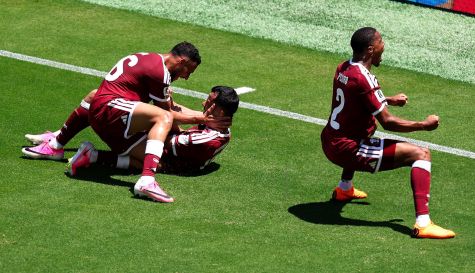 Boualem Khoukhi pasó de ser un defensor sólido a convertirse en leyenda viva del futbol con un solo cabezazo.
