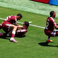 Boualem Khoukhi pasó de ser un defensor sólido a convertirse en leyenda viva del futbol con un solo cabezazo.