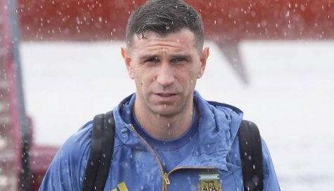 Emi­liano Mar­tí­nez causa preo­cu­pa­ción en el entorno de la Selec­ción de Argen­tina, debido a un dolor en su mano que le impe­di­ría jugar con­tra Arge­lia el pró­ximo mar­tes