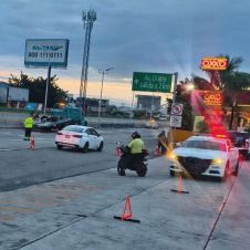 Un moto­ci­clista per­dió la vida luego de que pre­sun­ta­mente chocó detrás de un trái­ler cuando tran­si­taba por el Paso Express.