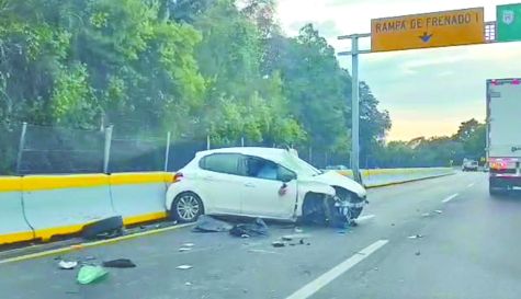 Un auto­mo­vi­lista resultó lesio­nado al cho­car con­tra el muro de con­ten­ción de la Auto­pista México-Cuer­na­vaca.
