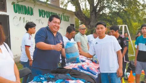 Entregan más de 250 uni­for­mes depor­ti­vos a escue­las for­ma­ti­vas de fút­bol y volei­bol de este muni­ci­pio.