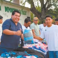 Entregan más de 250 uni­for­mes depor­ti­vos a escue­las for­ma­ti­vas de fút­bol y volei­bol de este muni­ci­pio.