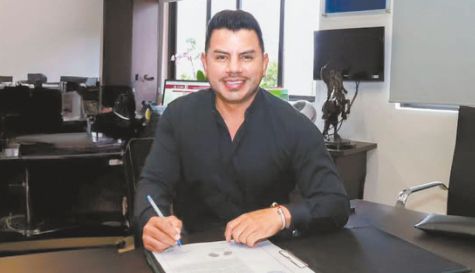 Con el fin de dar cer­teza jurí­dica al patri­mo­nio muni­ci­pal y per­mi­tir el desa­rro­llo orde­nado de la demar­ca­ción, el alcalde Roberto Flo­res enca­bezó la firma de la escri­tura pública