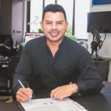 Con el fin de dar cer­teza jurí­dica al patri­mo­nio muni­ci­pal y per­mi­tir el desa­rro­llo orde­nado de la demar­ca­ción, el alcalde Roberto Flo­res enca­bezó la firma de la escri­tura pública