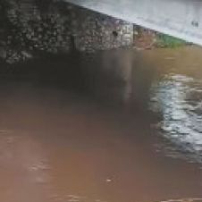 La Direc­ción de Pro­tec­ción Civil y Bom­be­ros de Jojutla man­tiene un ope­ra­tivo de vigi­lan­cia per­ma­nente en el cauce del río Apat­laco