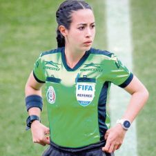 Con 33 años de edad, Katia Itzel ve coronado un proceso de disciplina militar e impecable preparación profesional.