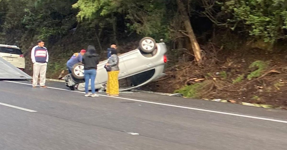 Vuelca auto en la México-Cuernavaca y desata el caos vial rumbo a la CDMX