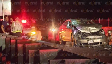 Auto termina con el frente destrozado tras chocar contra camión