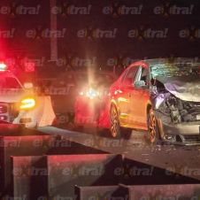 Auto termina con el frente destrozado tras chocar contra camión