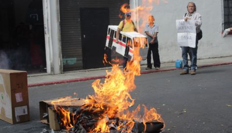 En Cuernavaca quemaron rutas de cartón