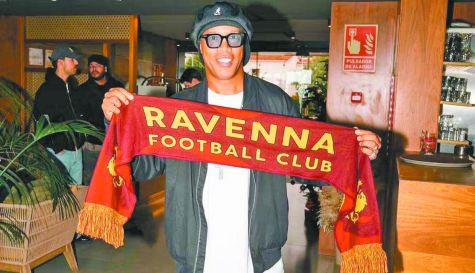 Ronaldinho Gaúcho volverá a calzar las botas de juego en el balompié europeo
