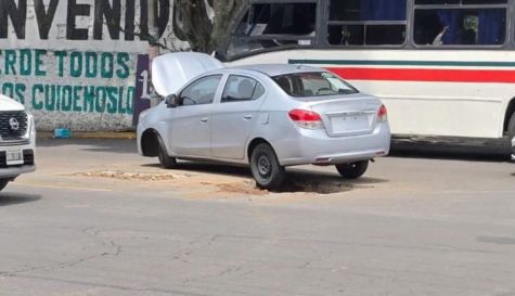 La falta de señalización y la omisión en la conclusión de trabajos de infraestructura urbana provocaron que un automovilista sufriera severos daños materiales