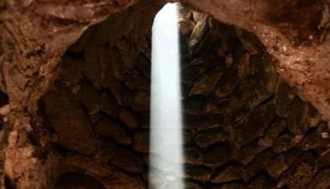 La estructura del observatorio consiste en una bóveda natural excavada directamente sobre la roca caliza.