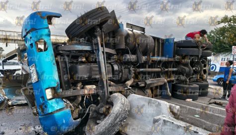 Un camión cargado con amaranto volcó esta mañana a la altura de Yecapixtla