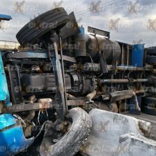 Un camión cargado con amaranto volcó esta mañana a la altura de Yecapixtla