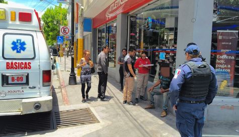 Sujeto ebrio pierde el equilibrio y cae en el centro de Jojutla