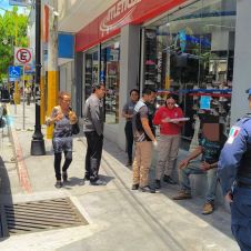 Sujeto ebrio pierde el equilibrio y cae en el centro de Jojutla