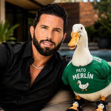 Poncho de Nigris ofrece una fortuna por el Pato Merlín viral