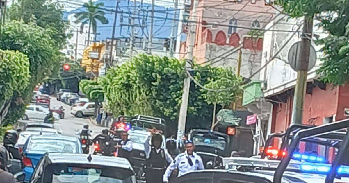 Policías detienen a motociclistas armados tras robo en tienda de ...