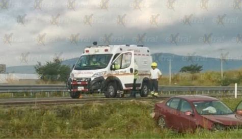 Volcadura en la autopista Cuautla-La Pera.